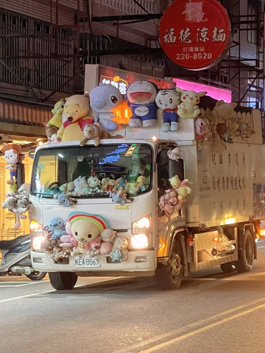 This garbage recycling truck in Taiwan adopted all the abandoned plushies